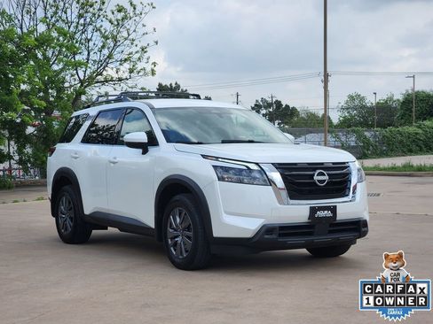 Used 2025 Nissan Pathfinder SV FWD image 3