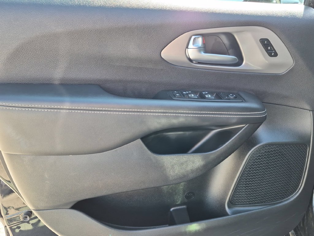 Used 2026 Chrysler Pacifica Select FWD image 11