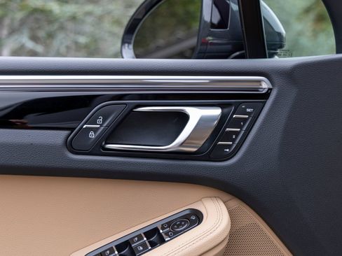 Certified 2023 Porsche Macan AWD/4WD image 26