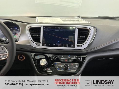 New 2026 Chrysler Pacifica Pinnacle w/ Trailer Tow Group AWD/4WD image 17