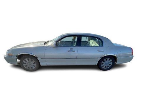 Used 2003 Lincoln Town Car Cartier image 2
