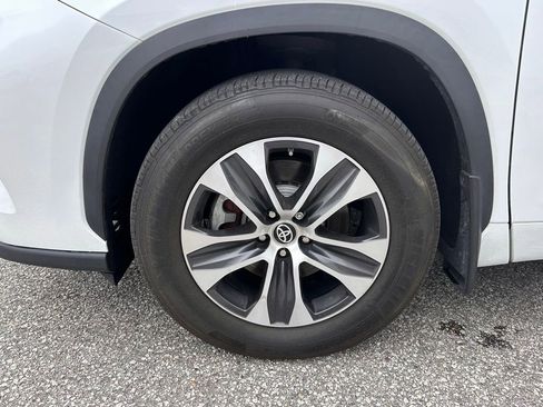 Used 2022 Toyota Highlander XLE AWD/4WD image 34