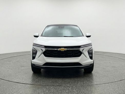 Used 2025 Chevrolet Trax LT image 2
