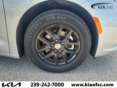 Used 2024 Chrysler Pacifica Touring-L FWD image 7
