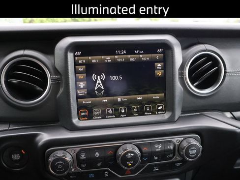 Used 2022 Jeep Wrangler Unlimited Sahara w/ Cold Weather Group AWD/4WD image 25