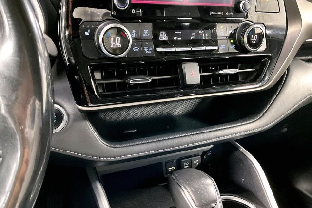 Used 2021 Toyota Highlander XLE AWD/4WD image 17