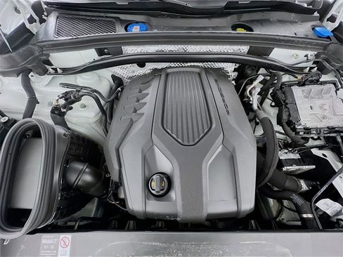 Certified 2025 Porsche Macan image 32