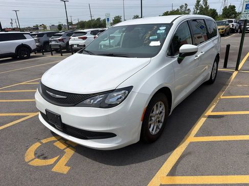 Used 2023 Chrysler Voyager LX FWD image 3