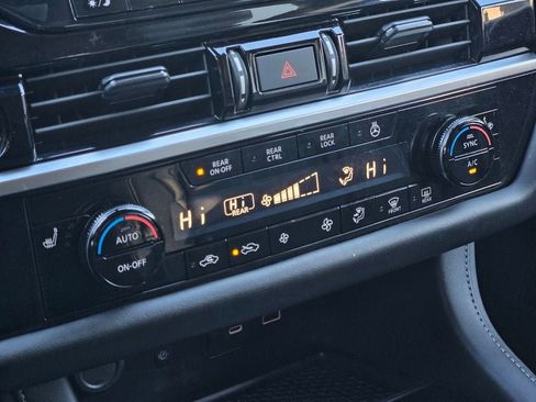 Used 2024 Nissan Pathfinder SL image 19