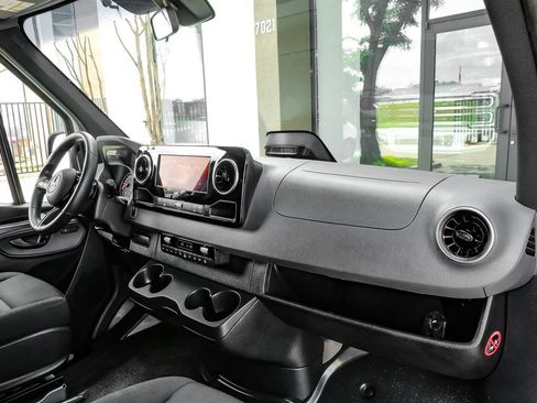 Used 2025 Mercedes-Benz Sprinter 2500 image 9