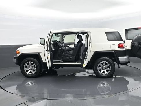 Used 2014 Toyota FJ Cruiser 4WD w/ Upgrade Package image 29