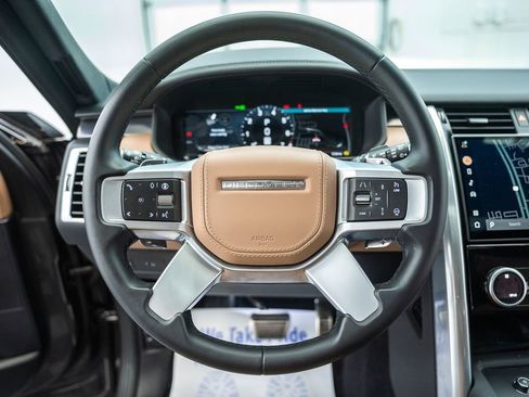 Used 2024 Land Rover Discovery Metropolitan Edition AWD/4WD image 32