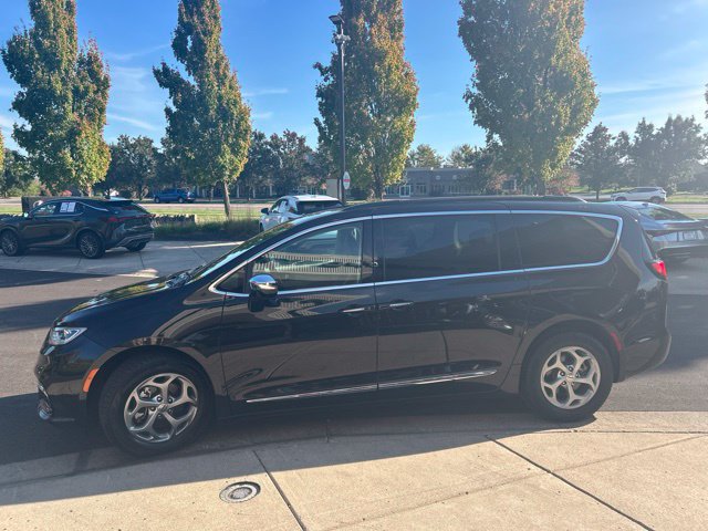 Used 2023 Chrysler Pacifica Limited FWD image 3
