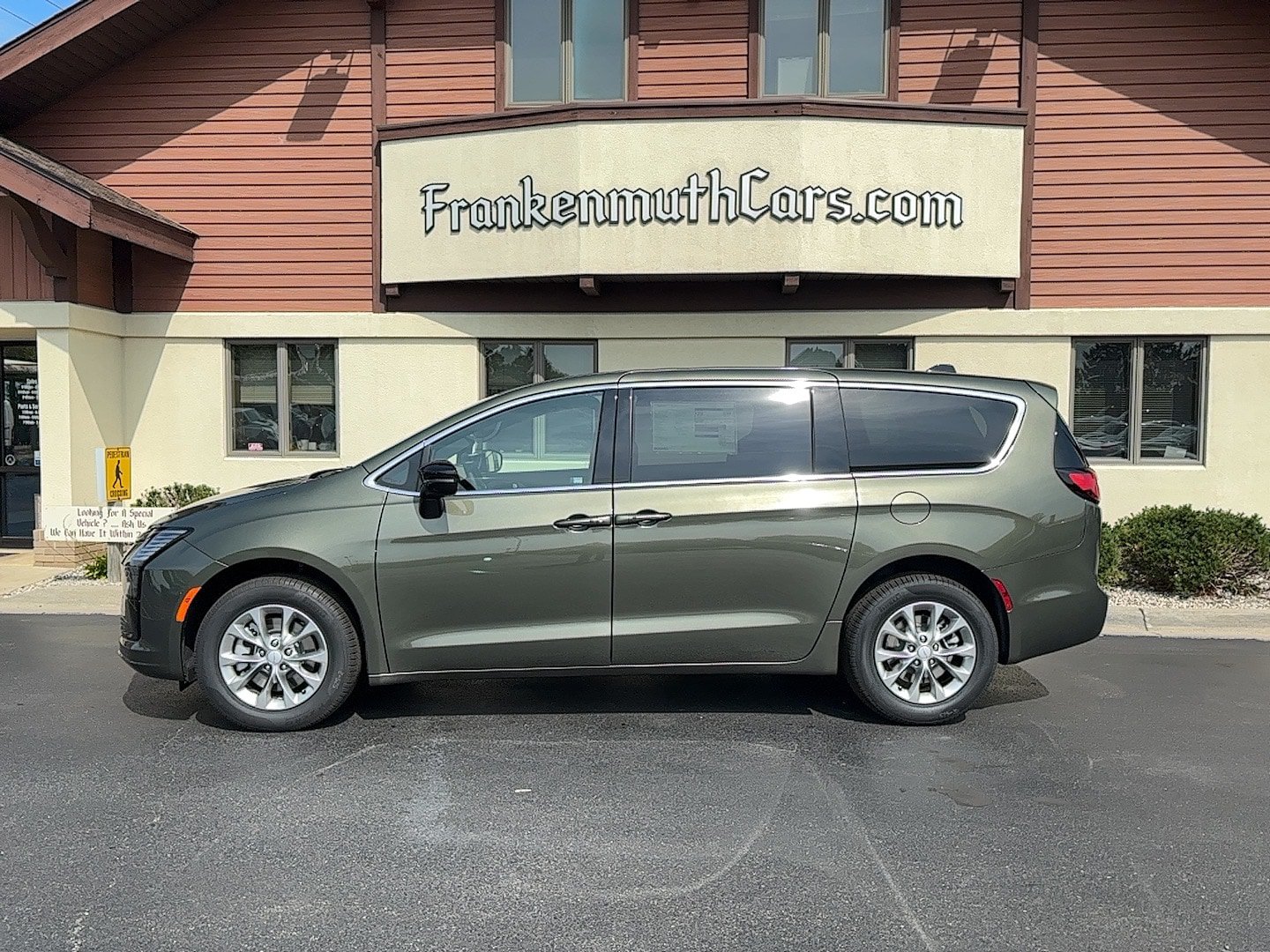 New 2027 Chrysler Pacifica Select AWD/4WD image 1