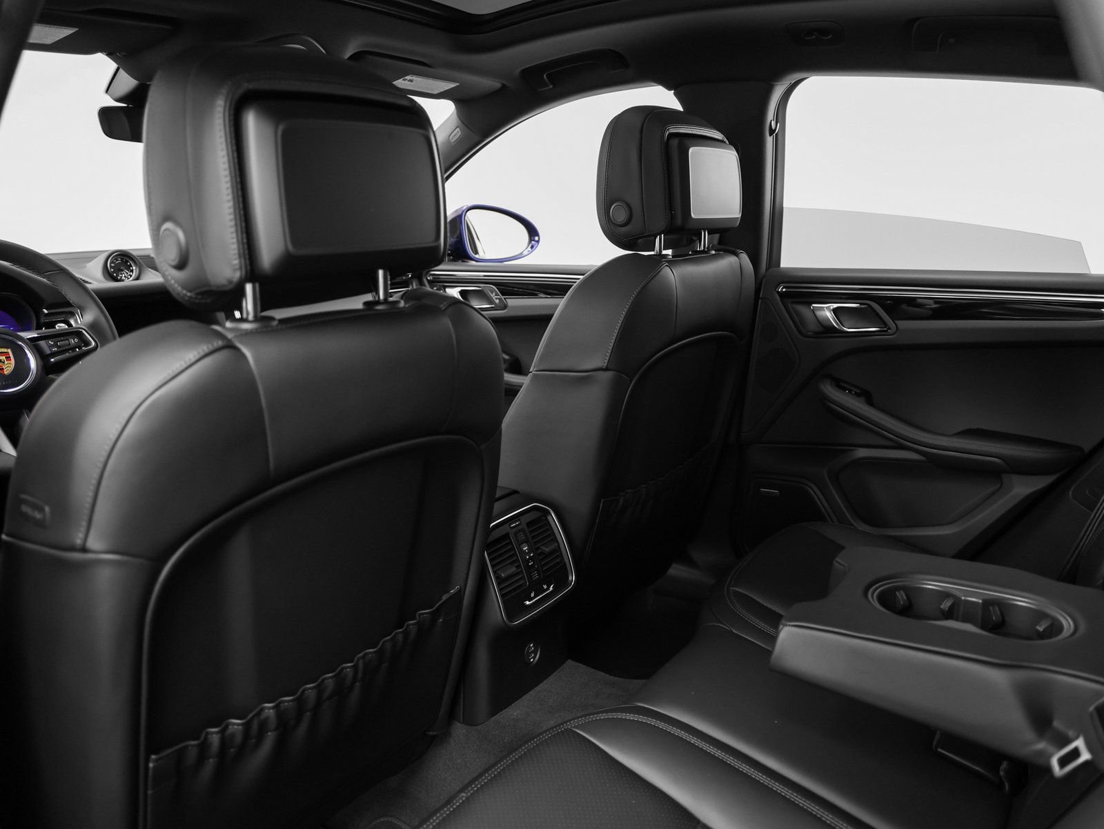 Certified 2025 Porsche Macan AWD/4WD image 38