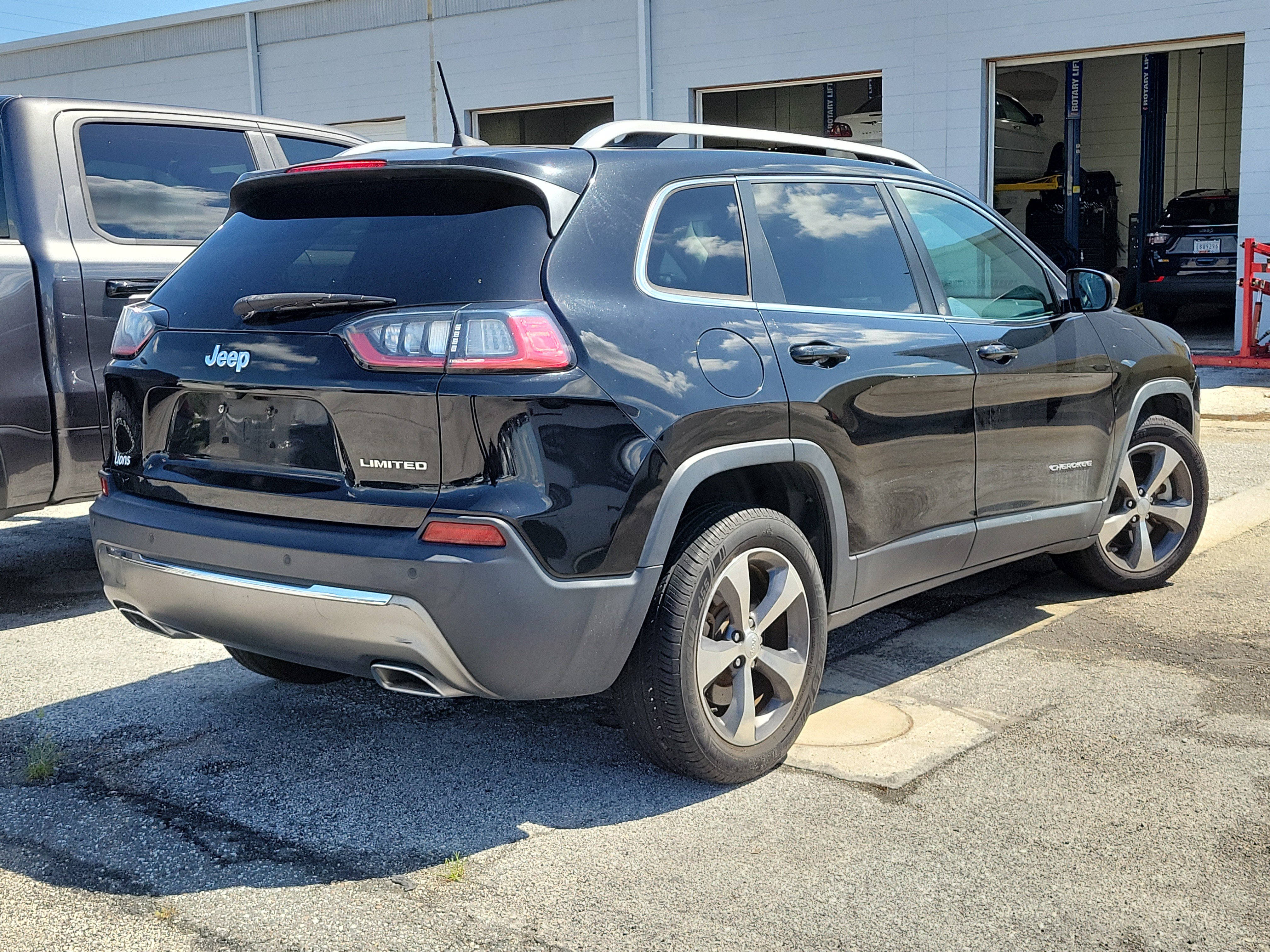 Used 2019 Jeep Cherokee Limited FWD image 6