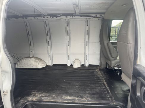 Used 2019 Chevrolet Express 2500 RWD 2500 135 w/ Enhanced Convenience Package image 9