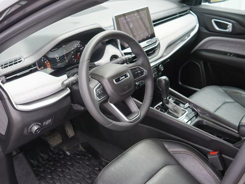 Used 2023 Jeep Compass Latitude AWD/4WD image 11