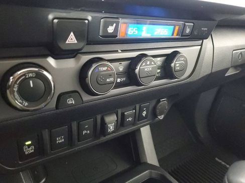 Used 2020 Toyota Tacoma TRD Sport w/ TRD Premium Sport Package AWD/4WD image 28