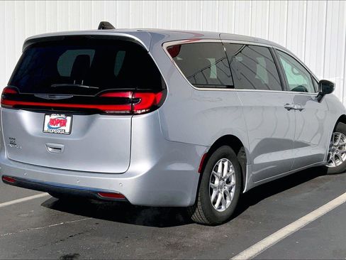 Used 2023 Chrysler Pacifica Touring-L image 11