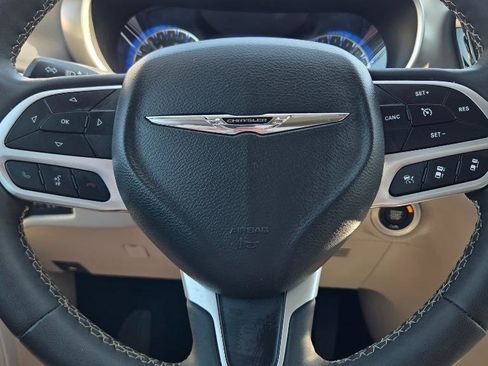 Used 2023 Chrysler Pacifica Touring-L FWD image 16
