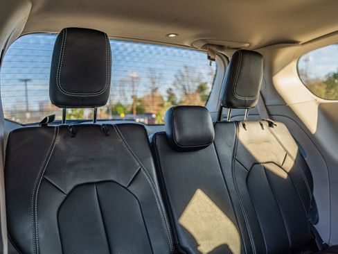 Used 2024 Chrysler Pacifica Touring-L image 17