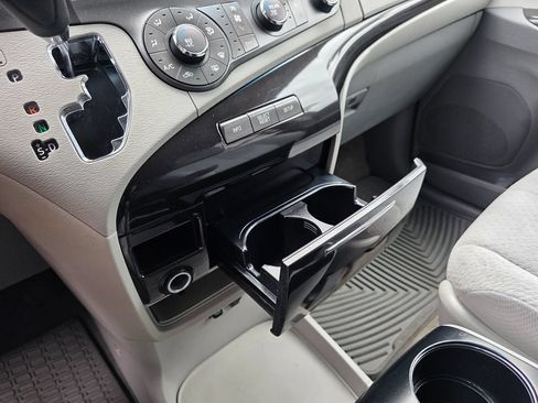 Used 2012 Toyota Sienna LE w/ Preferred Pkg FWD image 37