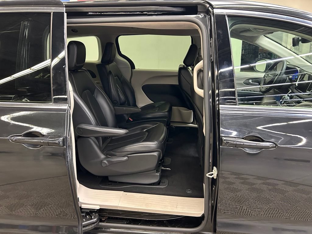 Used 2023 Chrysler Pacifica Touring-L FWD image 11
