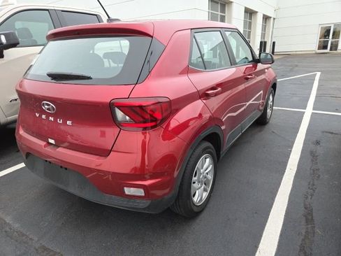 Used 2025 Hyundai Venue SE FWD image 3