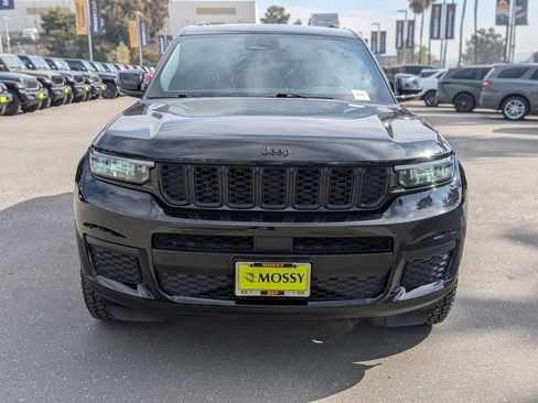 Used 2023 Jeep Grand Cherokee L Laredo image 2