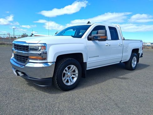 Used 2017 Chevrolet Silverado 1500 LT w/ Max Trailering Package image 2