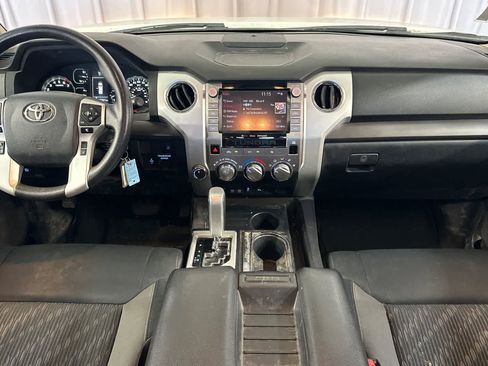 Used 2020 Toyota Tundra SR5 w/ SR5 Convenience Package AWD/4WD image 4
