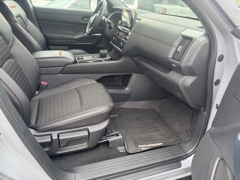 Used 2025 Nissan Pathfinder Rock Creek image 16