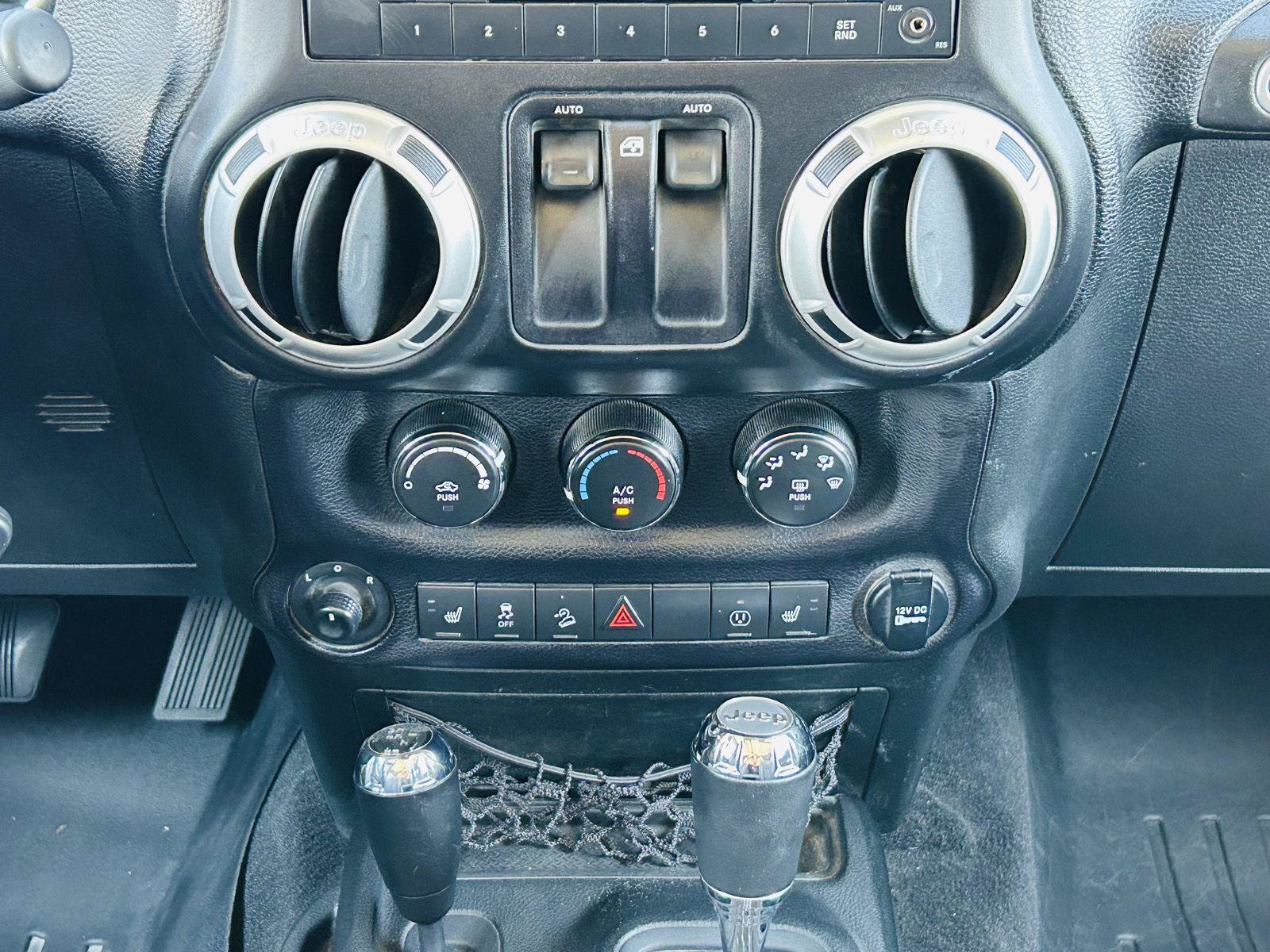 Used 2017 Jeep Wrangler Sahara w/ Connectivity Group AWD/4WD image 13