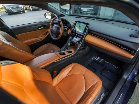Used 2019 Toyota Avalon Limited image 25