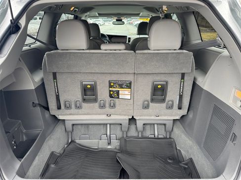 Used 2020 Toyota Sienna XLE w/ Carpet Mat Package image 16