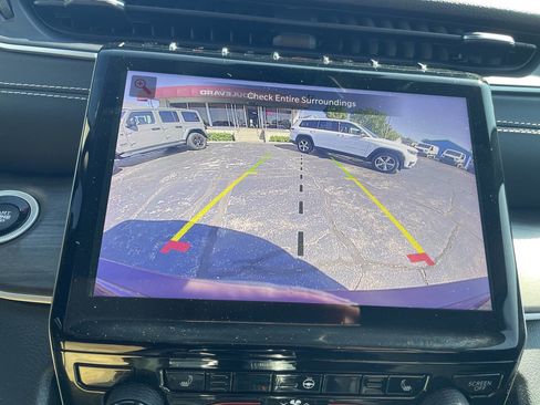 Used 2023 Jeep Grand Cherokee Limited image 25