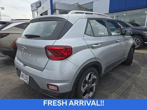 Used 2023 Hyundai Venue SEL image 3