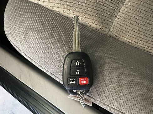 Used 2014 Toyota Camry LE FWD image 16