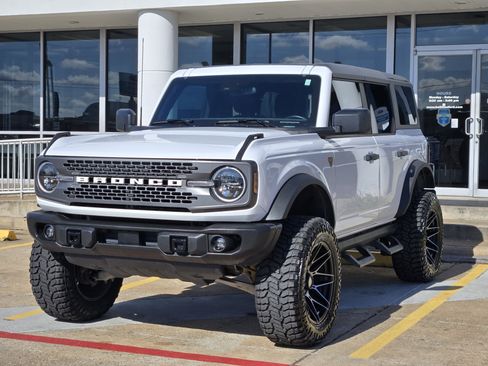 Used 2023 Ford Bronco Badlands image 2
