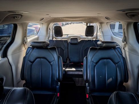 Used 2023 Chrysler Pacifica Touring-L image 21