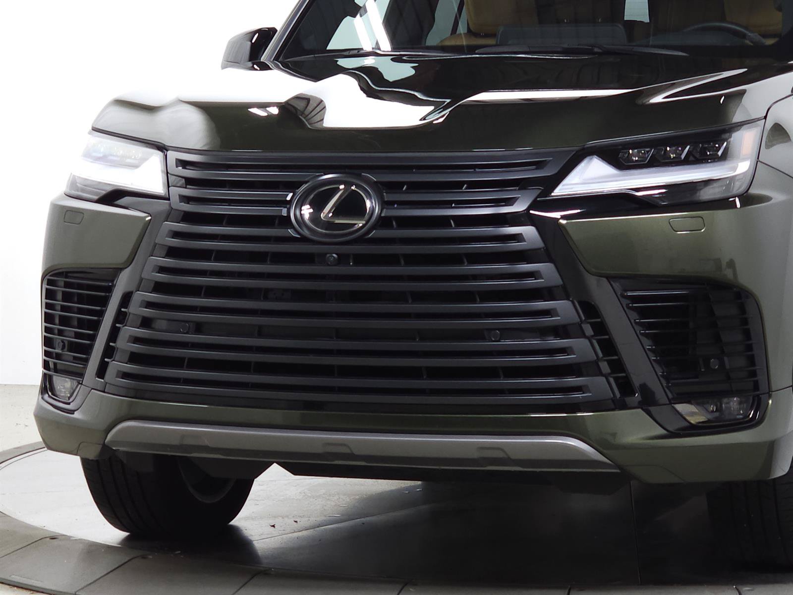 Used 2025 Lexus LX 600 4WD w/ Luxury Package image 3