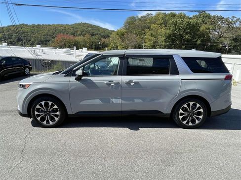 Used 2024 Kia Carnival EX image 2