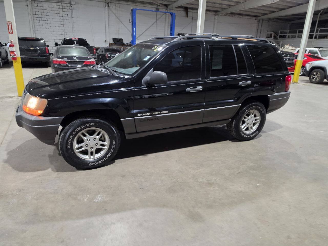 Used 2002 Jeep Grand Cherokee Laredo AWD/4WD image 1
