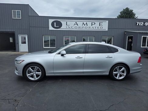 Used 2018 Volvo S90 T5 Momentum w/ Convenience Package FWD image 2
