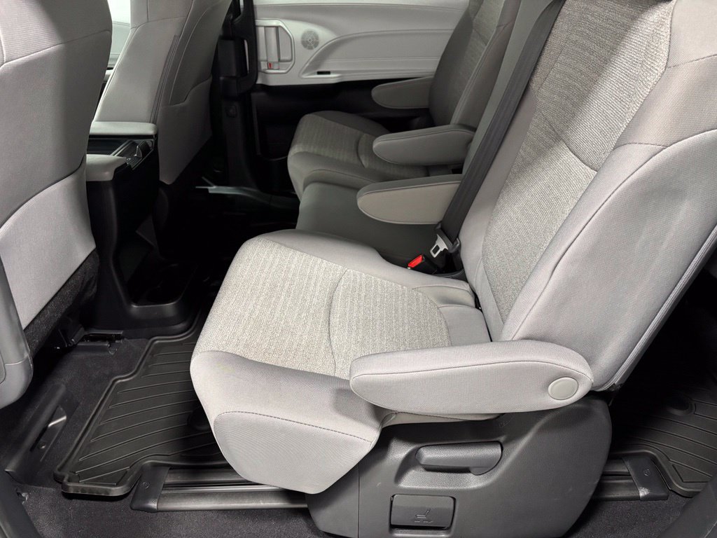 Used 2026 Toyota Sienna LE FWD image 47