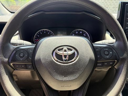 Used 2019 Toyota RAV4 XLE FWD image 32