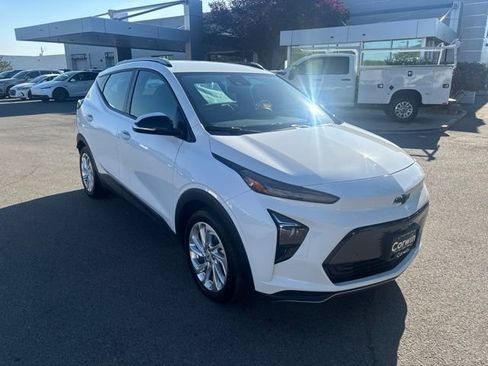 Used 2023 Chevrolet Bolt EUV LT w/ Comfort Package FWD image 4