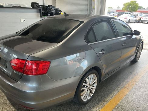 Used 2011 Volkswagen Jetta SEL FWD image 3