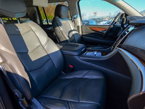 Used 2020 Cadillac Escalade ESV Luxury image 38